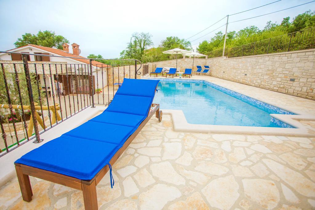 Villa Lara Karojba Habitación foto