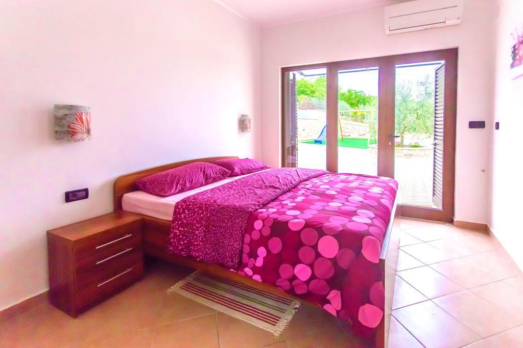 Villa Lara Karojba Habitación foto