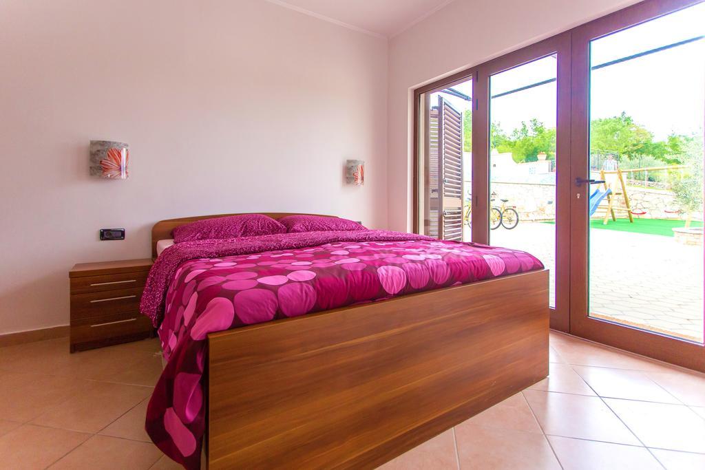 Villa Lara Karojba Habitación foto