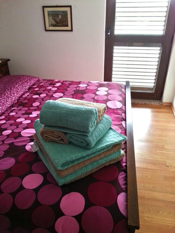 Villa Lara Karojba Habitación foto