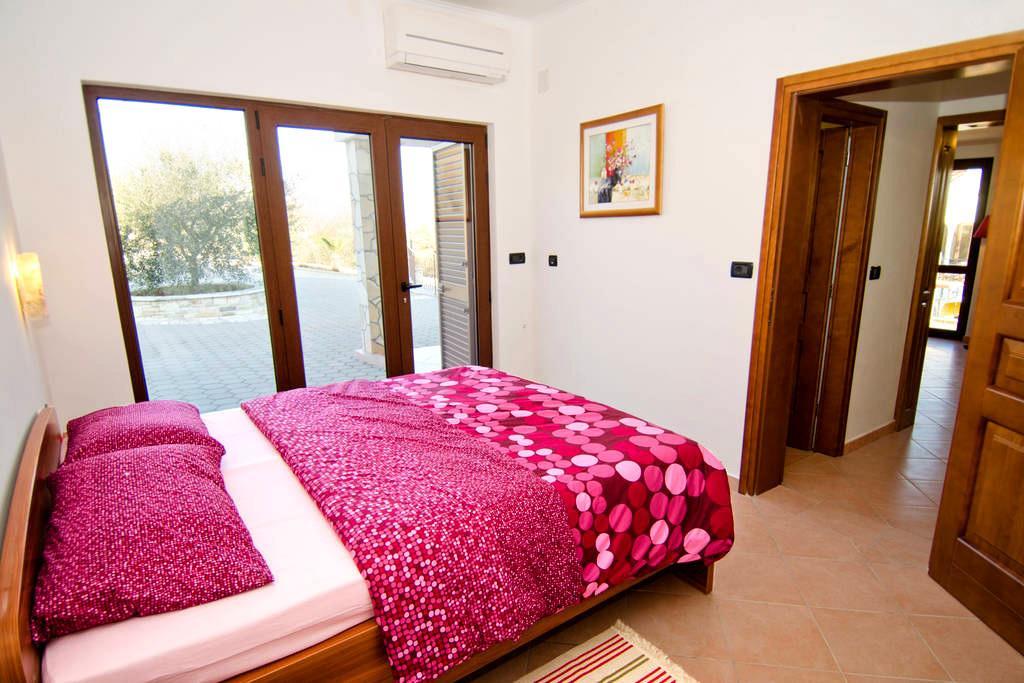 Villa Lara Karojba Habitación foto